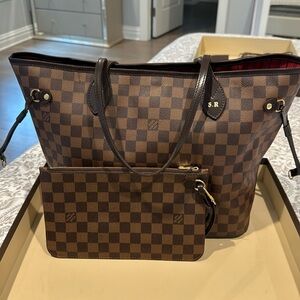 Sold!! LV authentic Neverfull MM with pouch